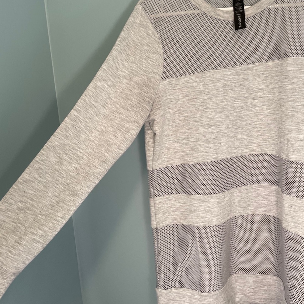 Yogalicous  gray mesh long sleeve shirt size large - Picture 3 of 4